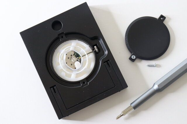 置き掛け兼用時計 電池カバー