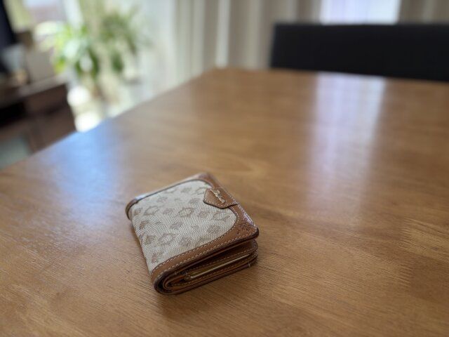 テーブルの上にお財布