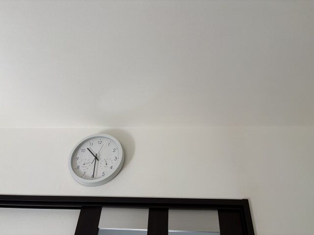 壁に掛けられた時計