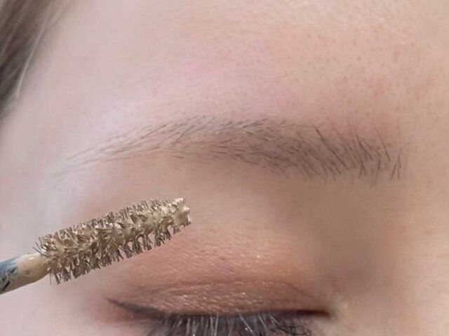 ベージュカラーの眉マスカラで眉毛全体を薄く見せます。