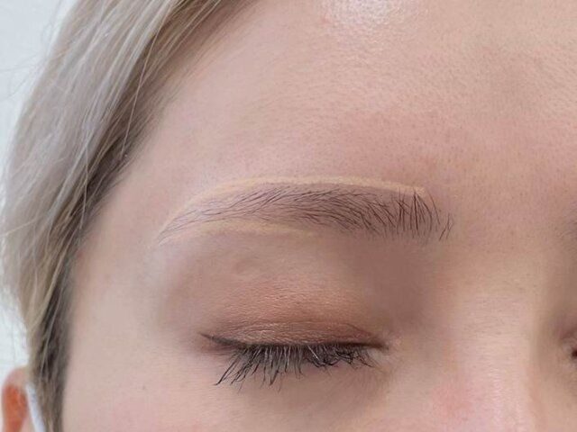 眉周りにハイライトをプラスする。