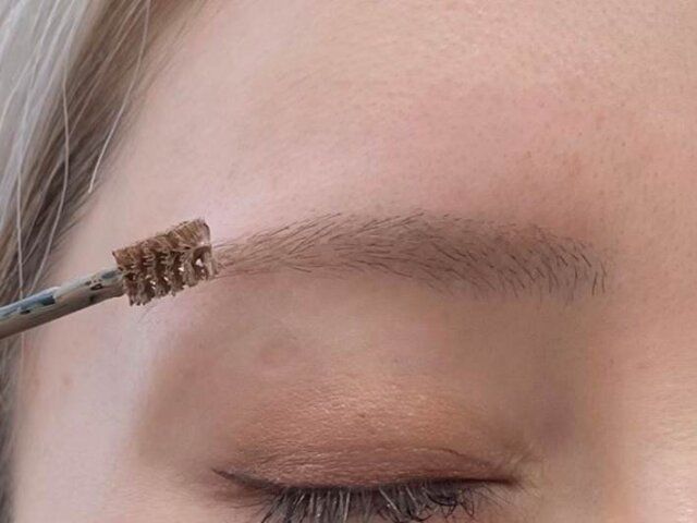 ブラウンの眉マスカラをプラス