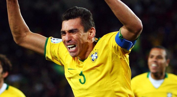 日本代表選手ともプレーした元ブラジル代表スター、体の18％に火傷を負い緊急入院…暖炉爆発で