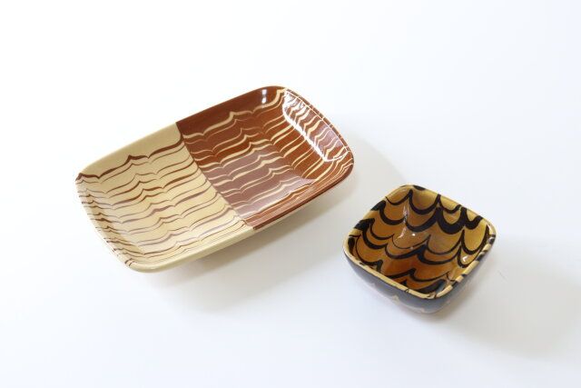 セリアの高見えレクタングルプレート スリップウェア風とミニボウル スリップウェア風