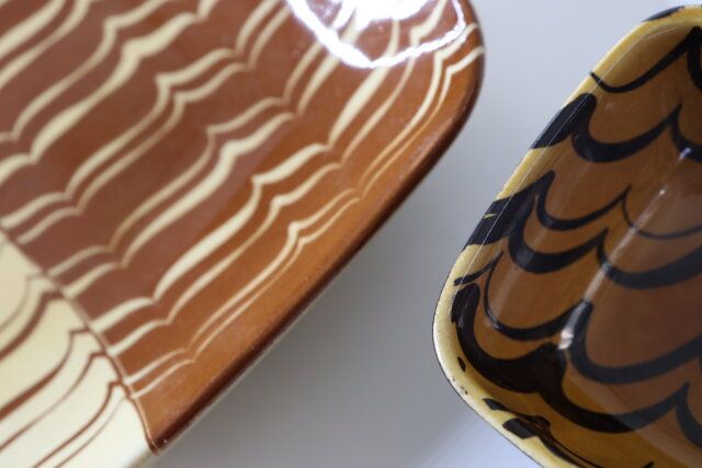 セリアのお洒落なレクタングルプレート スリップウェア風とミニボウル スリップウェア風