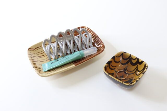 セリアのインテリアになるレクタングルプレート スリップウェア風とミニボウル スリップウェア風