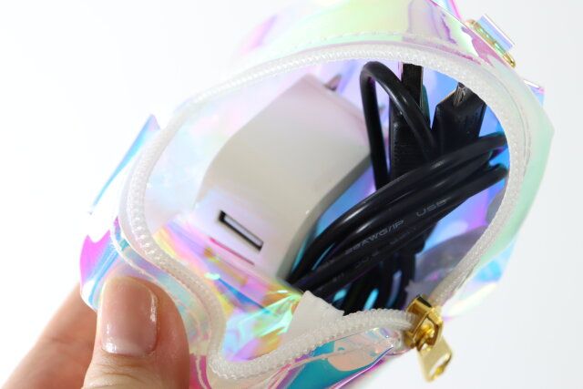 ダイソー ミニリュックバッグチャーム（オーロラ） 容量 アダプター ケーブル