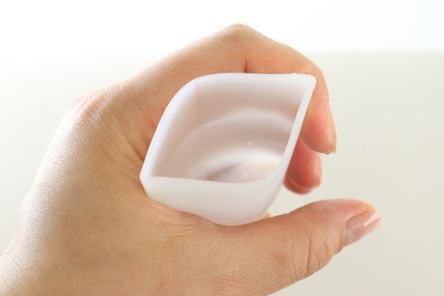ダイソー 携帯用シリコーンコップ 握って使う