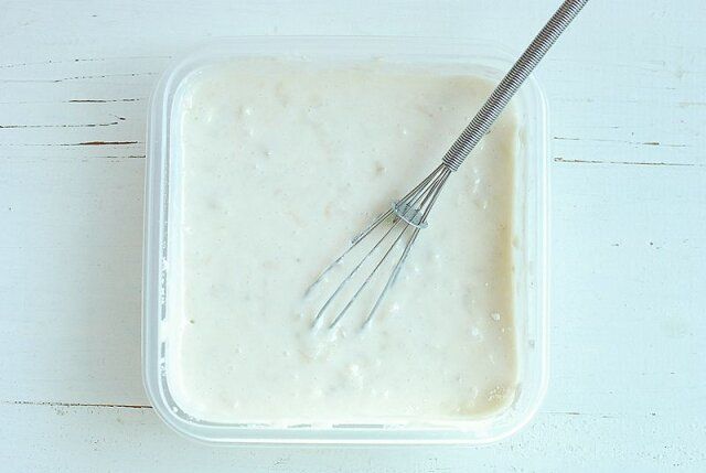 牛乳、砂糖、サラダ油、ホットケーキミックスを入れ、泡立て器でよく混ぜる。