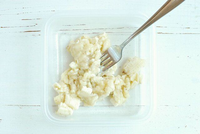 バナナは皮をむいてタッパーに入れ、フォークでよく潰す。