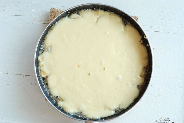 生地を優しく回し入れる。