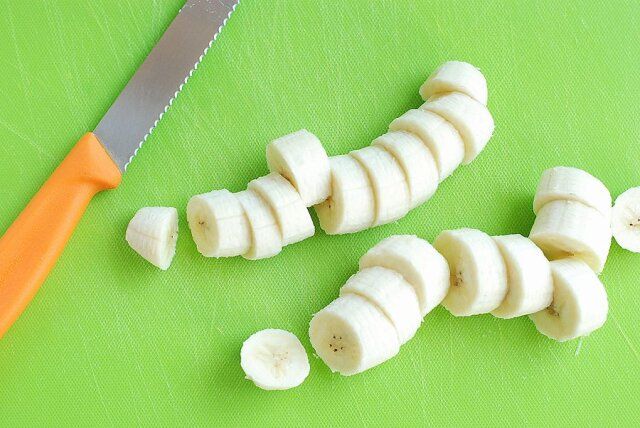 バナナは皮をむいて両端を少し切り落とし、1cm厚にカットする。