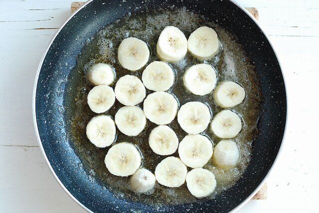 フライパンにバターとグラニュー糖を加え弱火にかける。バターが溶けて泡立ってきたらバナナをきれいに並び入れる。