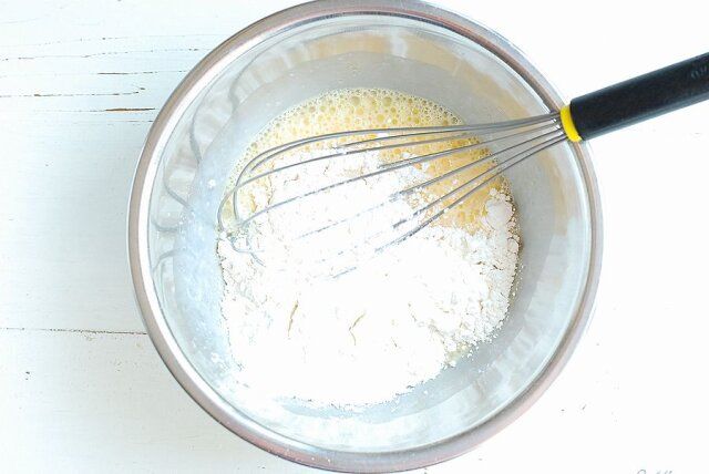 ホットケーキミックスを加えて、さらに混ぜる。