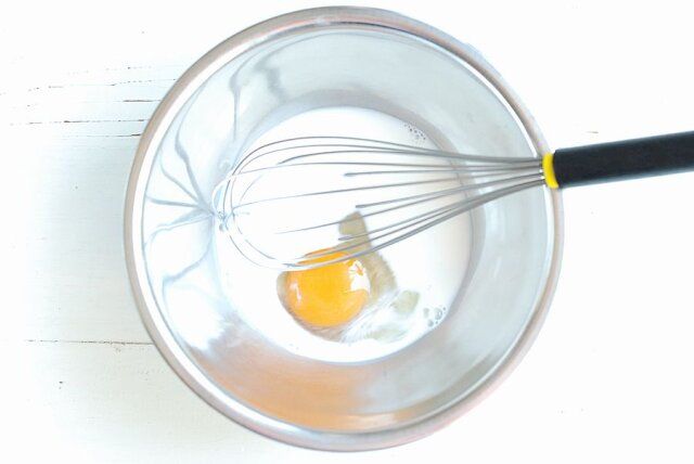 ◆の材料をボウルに入れ、泡立て器でよく混ぜる。