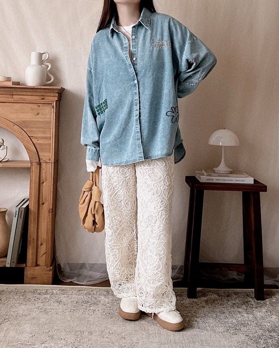 ランダム刺繍デニムシャツ×しまむらのアイボリーの「コードレースパンツ」