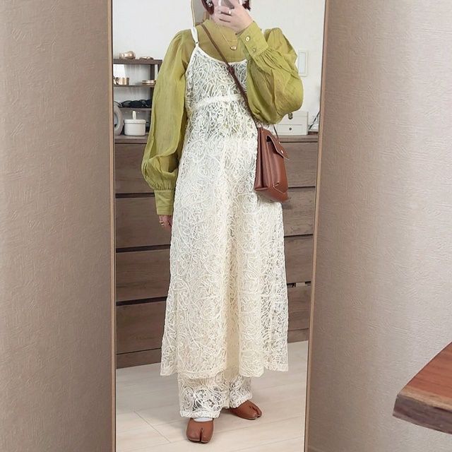 コード刺繍キャミワンピース×しまむらのアイボリーの「コードレースパンツ」