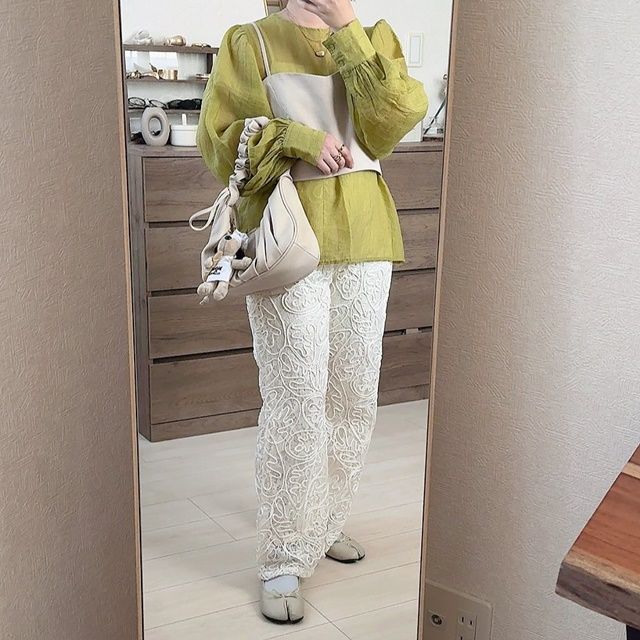 シアーブラウス×しまむらのアイボリーの「コードレースパンツ」