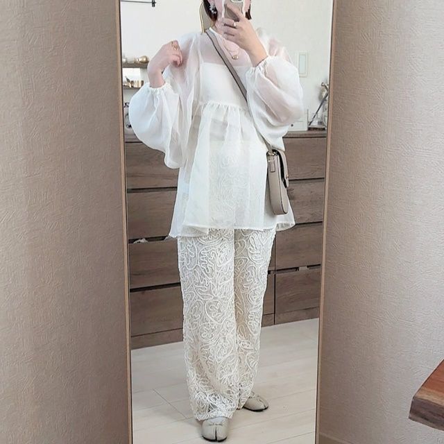 シアーバックリボンプルオーバー×しまむらのアイボリーの「コードレースパンツ」