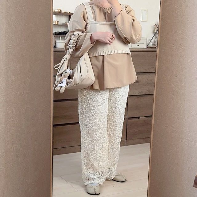 バンドカラーブラウス×しまむらのアイボリーの「コードレースパンツ」