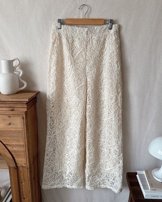 しまむらのアイボリーの「コードレースパンツ」