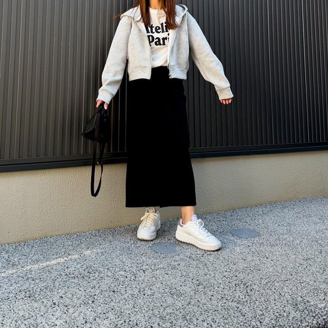 H＆Mのホワイトの「プリントTシャツ」×ナロースカート