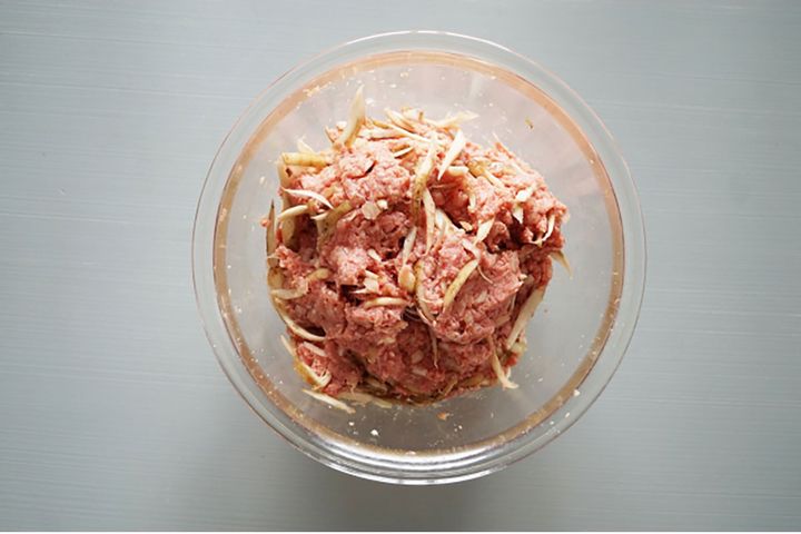 ▲新ゴボウの適度な歯応えを活かし、ハンバーグの肉だねに加えても。