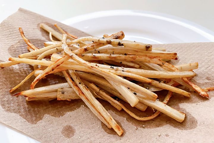 ▲新ゴボウの素揚げ。子どもさんのおやつにも、大人のおつまみにもおすすめ！