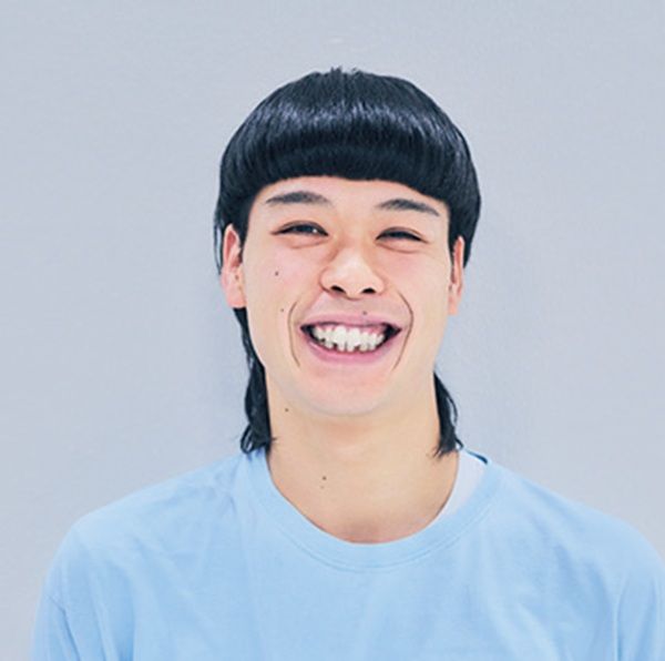 お笑いコンビ、バッテリィズのエースさん。