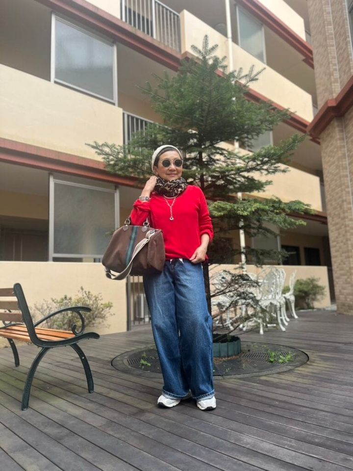 短め丈トップス＋ワイドデニムパンツ