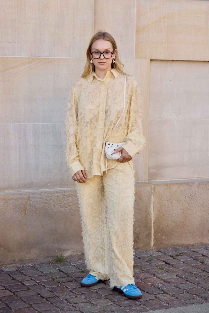 画像: のっぺり回避！差し色スニーカーでワントーンにメリハリを