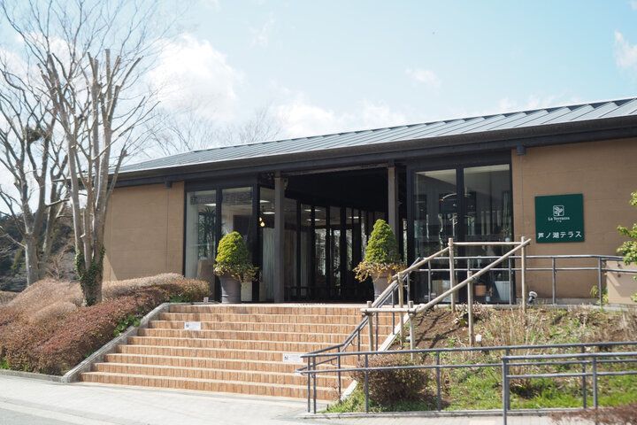 湖畔に佇む「芦ノ湖テラス」で本場ピッツァランチとお土産探し〜箱根観光の拠点にぴったり♪〜