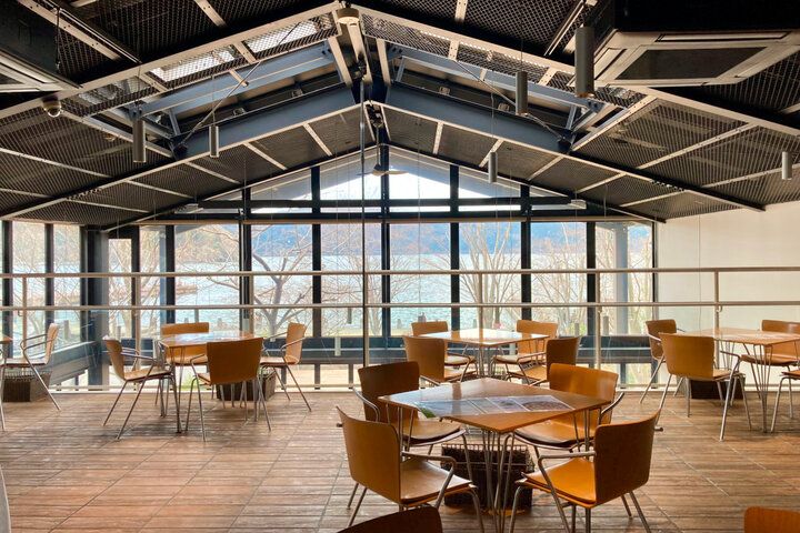 湖畔に佇む「芦ノ湖テラス」で本場ピッツァランチとお土産探し〜箱根観光の拠点にぴったり♪〜