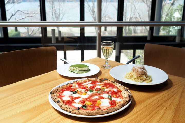 湖畔に佇む「芦ノ湖テラス」で本場ピッツァランチとお土産探し〜箱根観光の拠点にぴったり♪〜