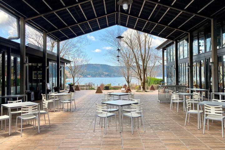 湖畔に佇む「芦ノ湖テラス」で本場ピッツァランチとお土産探し〜箱根観光の拠点にぴったり♪〜