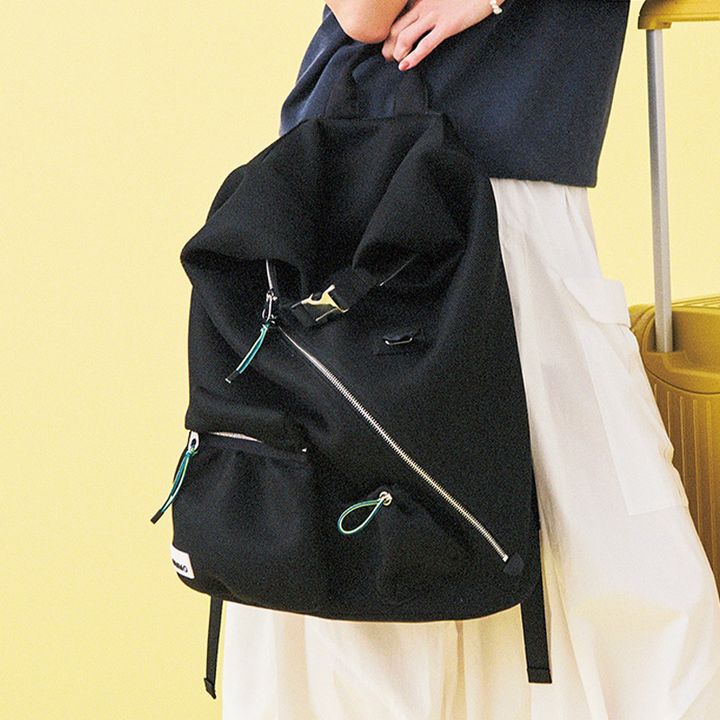 OMMOのファスナーが２箇所ある黒リュック