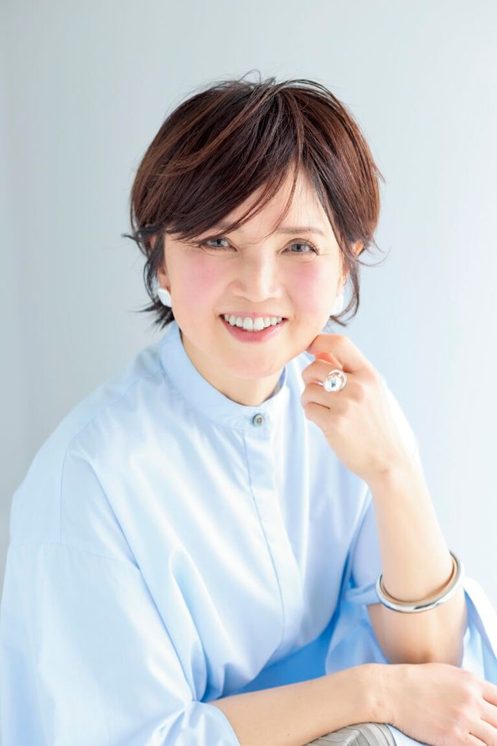 ブラウス¥28,600／ル フィル（ル フィル ニュウマン新宿店）、ピアス¥13,200、リング¥17, 600／ともにヘレディタス