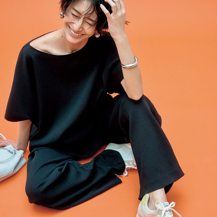 ワッフル素材のトップスとパンツのネイビーセットアップコーデ