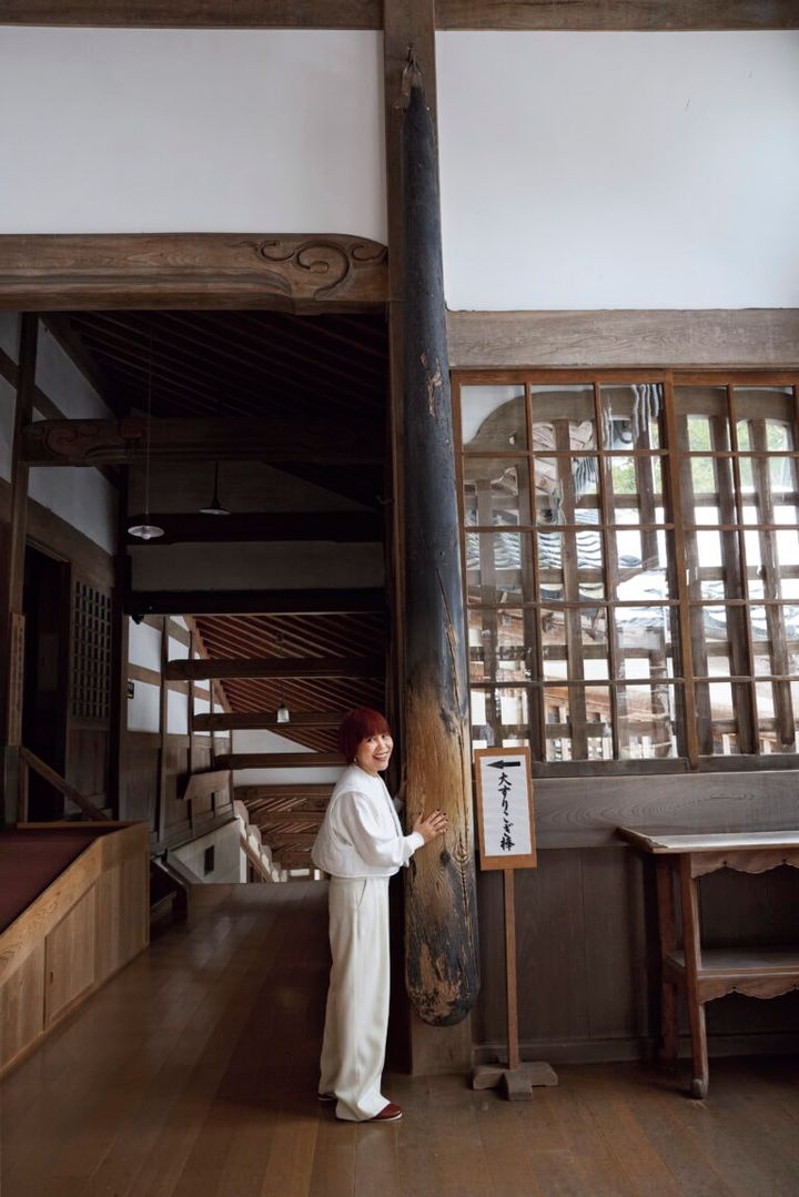 「大庫院」前の大すりこぎ棒。3回さすると料理の腕前が上がるとか。