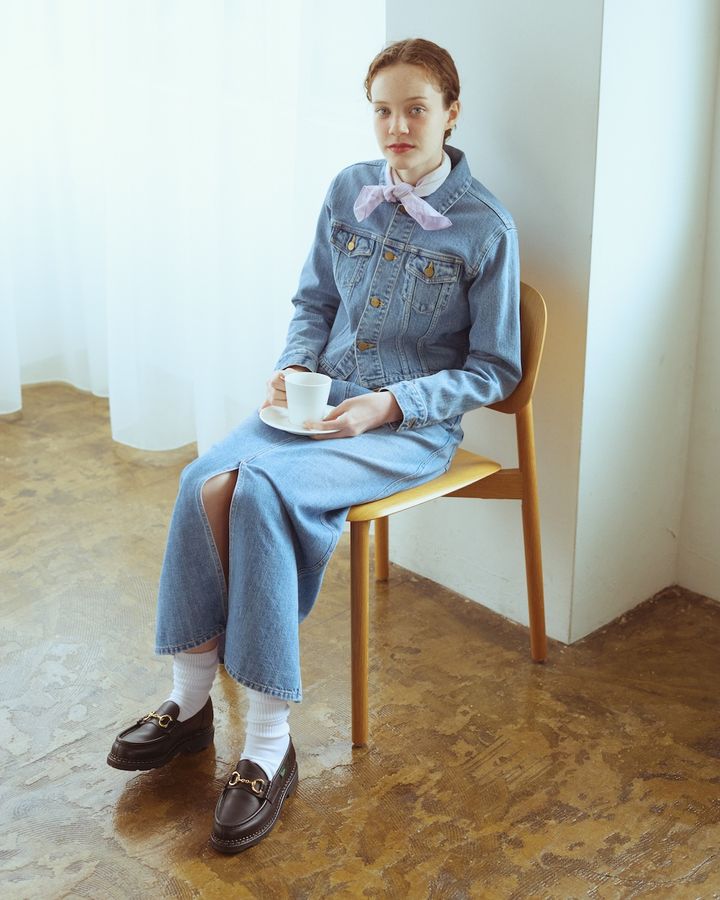 パープルって実は万能！薄色デニムと合わせるならペールトーンにしよう。【FUDGE dig.｜デニムオンデニムの差し色レッスン – 01】