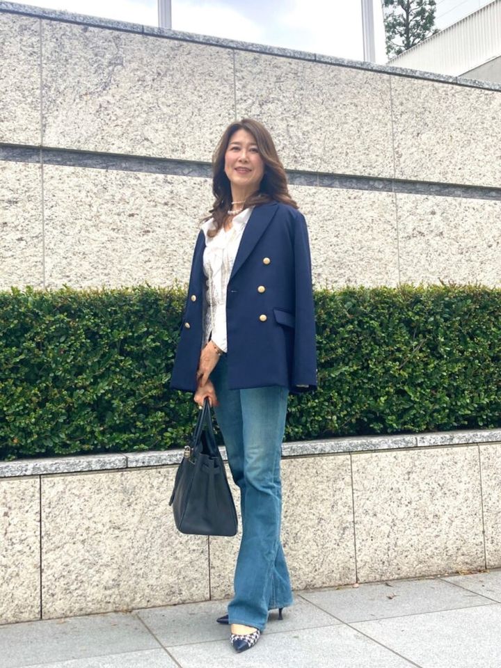 60代がデニムを品よく着こなすには？フリルやパールでエレガントさをプラスした大人の品格コーデ