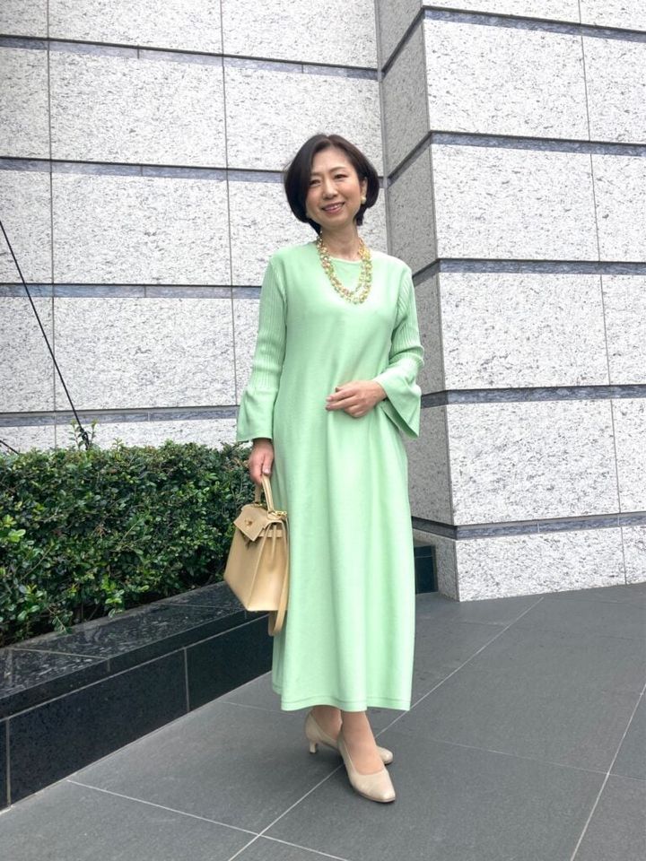 きれい色ワンピースが主役！初夏のお出かけコーデはボリュームアクセで華やかさをプラス！
