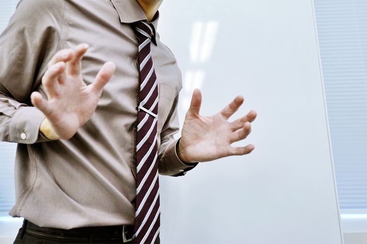 ギョッとする男性のイメージ