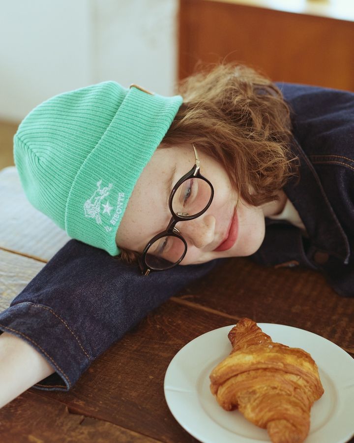 きちんと見えする濃い色デニムには、グリーンの帽子で外しましょ。【FUDGE dig.｜デニムオンデニムの差し色レッスン – 02】