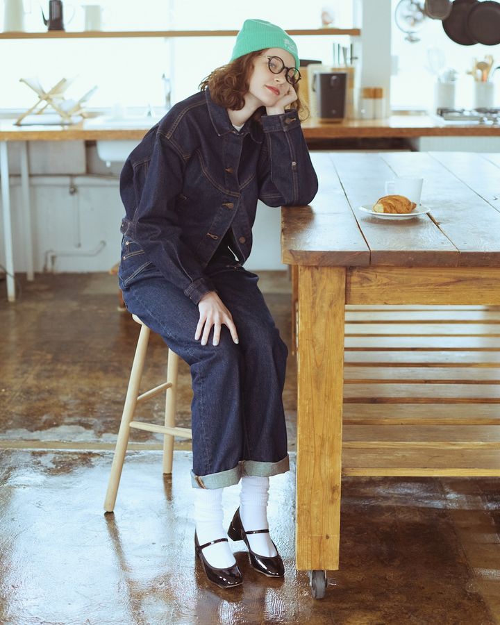 きちんと見えする濃い色デニムには、グリーンの帽子で外しましょ。【FUDGE dig.｜デニムオンデニムの差し色レッスン – 02】