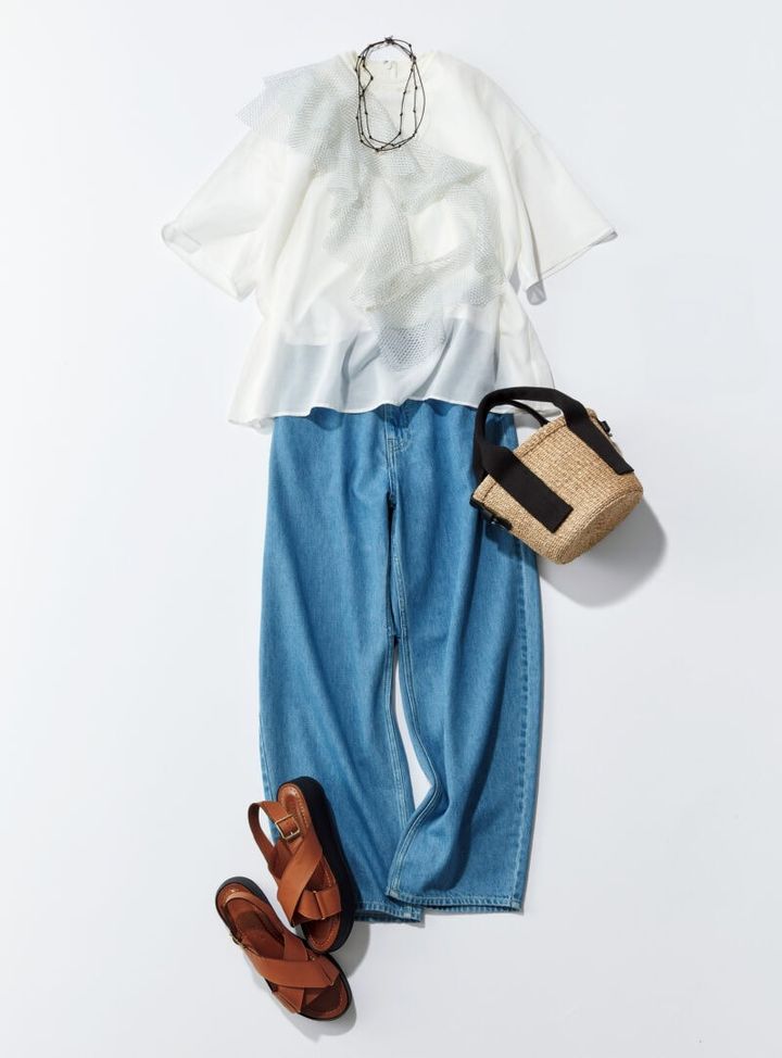 ブラウス￥35,200、デニムパンツ￥33,000／ともにレキップ グリーン、ネックレス￥19,800、バッグ￥37,400、サンダル￥35,200／すべてレキップ