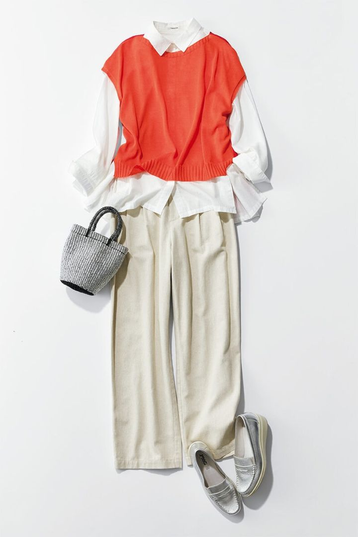 ニットベスト￥26,400、シャツ￥25,300、パンツ￥35,200、シューズ￥30,800／すべてタバサ（パパス）、バッグ￥12,100／ザ バグマティ（セムインターナショナル）