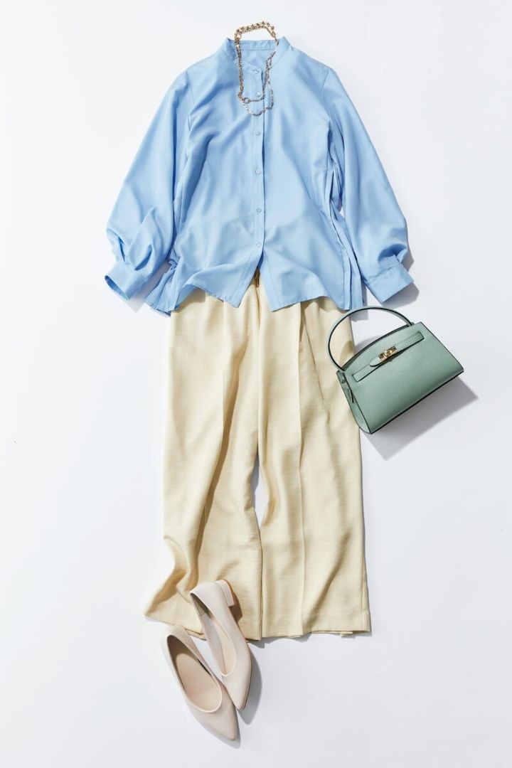 シャツ￥7,700、ツータックパンツ￥7,150、パンプス￥8,800／すべてエルーラ（アダストリア）、ネックレス￥41,800／ジュンコパリ（ピモンテ）、バッグ￥22,000／オウレンティ（セムインターナショナル）