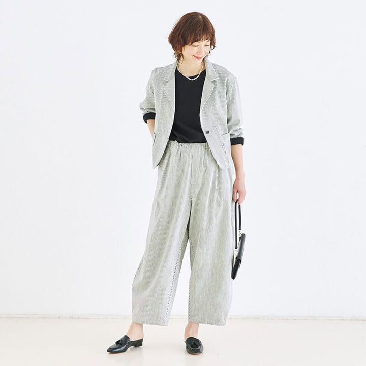 ジャケット￥22,000、パンツ￥17,600、カットソー￥10,450／すべてミズイロインド（マーコート）、ネックレス￥20,900／ミホコ&サカイ、バッグ￥17,600／ボルドリーニ セレリア、ミュール￥63,800／ネブローニ（すべてピモンテ）