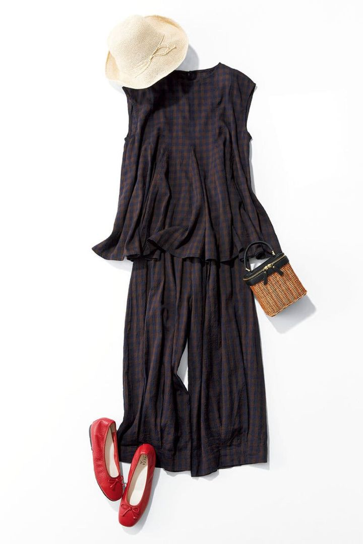 ブラウス￥30,800、パンツ￥30,800／ともにバスコ、帽子￥8 , 6 9 0 ／ベネリ モンタコーネ、バッグ￥22,000／ザ バグマティ（ともにセムインターナショナル）、シューズ￥16,280／プレタフレックス（成和）